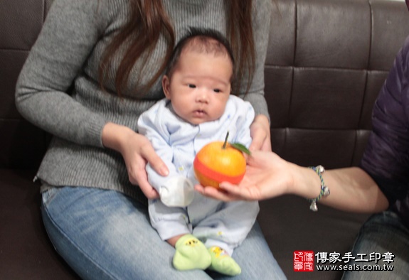 剃胎毛、滿月剃頭、嬰兒剃頭、嬰兒理髮、嬰兒剃髮、嬰兒剃胎毛、嬰兒滿月剃頭、寶寶剃頭、剃胎毛儀式、剃胎毛吉祥話、滿月剃頭儀式、滿月剃頭吉祥話、寶寶剃胎毛、寶寶滿月剃頭理髮、 新北泰山區剃胎毛、新北泰山區滿月剃頭、 新北泰山區嬰兒剃頭剃胎毛、新北泰山區嬰兒理髮、新北泰山區嬰兒剃髮、劉寶寶(新北泰山區到府嬰兒寶寶滿月剃頭理髮、免費到府嬰兒剃胎毛儀式吉祥話)。到府剃頭剃胎毛主持、專業拍照、DVD光碟、證書。★購買「臍帶章、肚臍章、胎毛筆刷印章」贈送：剃頭、收涎、抓周，三選一。2016.01.13 照片9